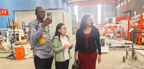 非洲客户访问强福机械购买成套饲料颗粒生产设备