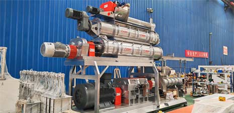 强福机械大型双螺杆膨化机和烘干机发货西亚