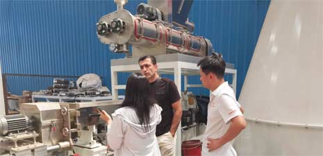 中东客户访问强福机械购买膨化饲料机械设备